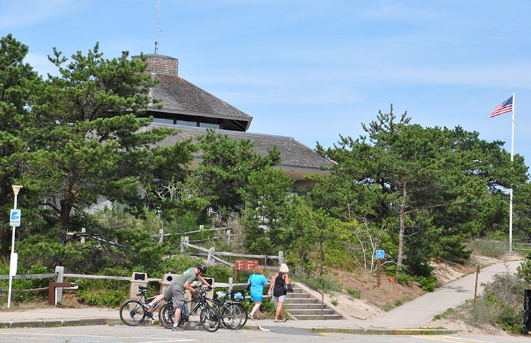 Cyclists starting trail